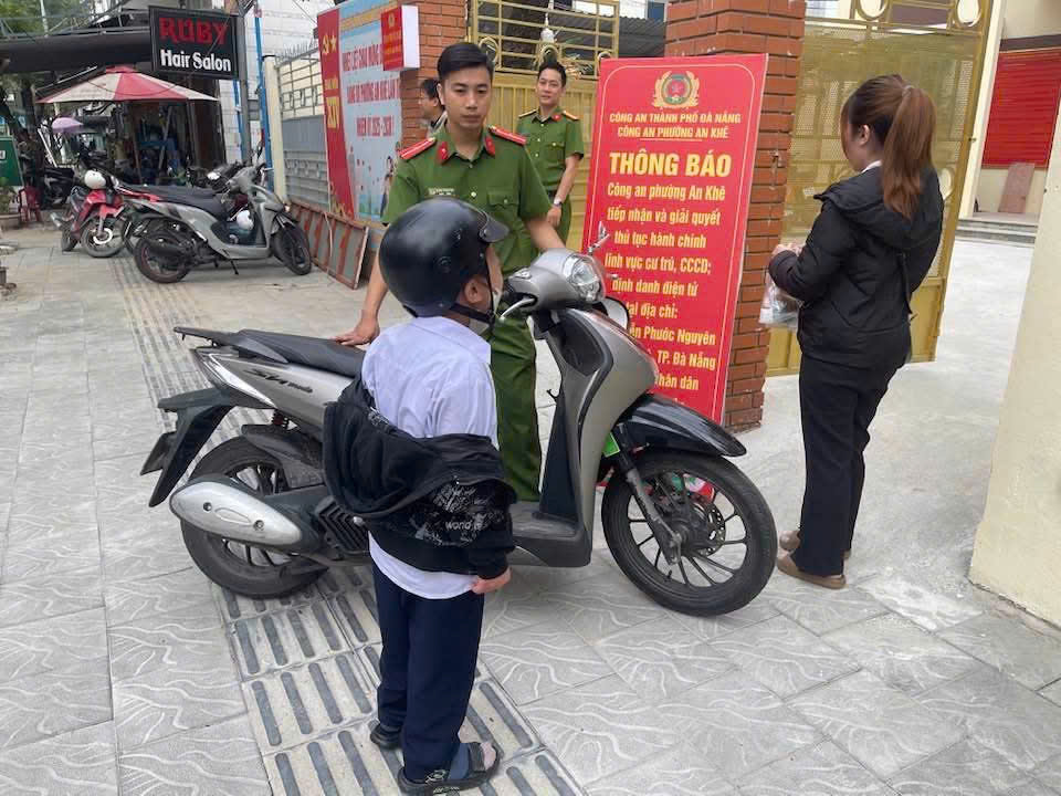 Con kh&oacute;c kh&ocirc;ng chịu đi học, mẹ chở thẳng tới đồn c&ocirc;ng an ở Đ&agrave; Nẵng - Ảnh 1.