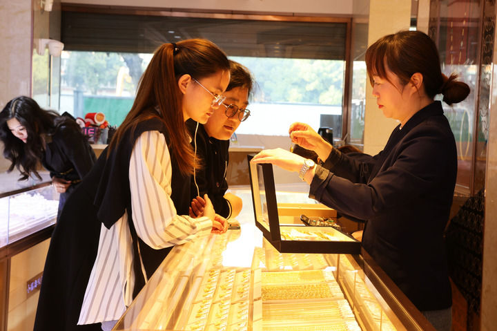 Giờ ai c&ograve;n khoe đồ hiệu nữa, khoe v&agrave;ng mới chất- Ảnh 6.