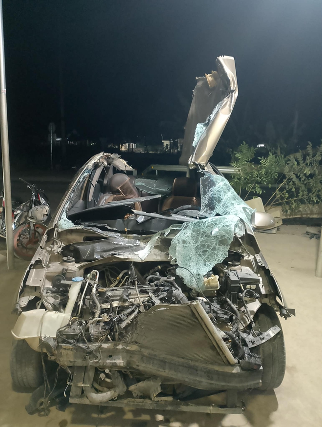 VIDEO: &Ocirc; t&ocirc; t&ocirc;ng v&agrave;o lan can đường n&aacute;t b&eacute;t, t&agrave;i xế may mắn tho&aacute;t chết - Ảnh 1.