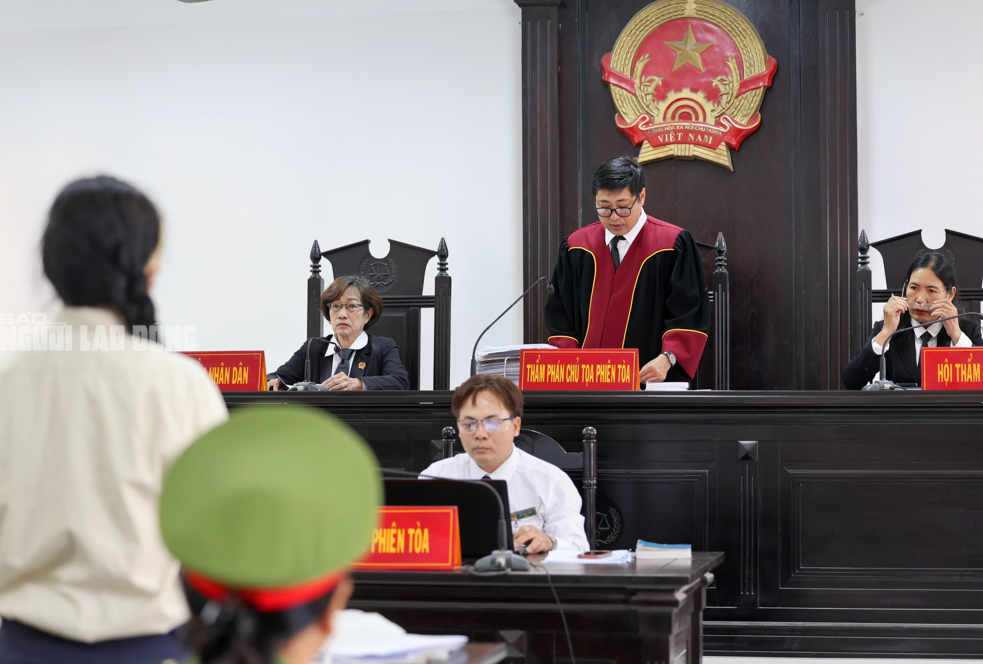 To&agrave; cảnh phi&ecirc;n x&eacute;t xử YouTuber Đinh Lan 