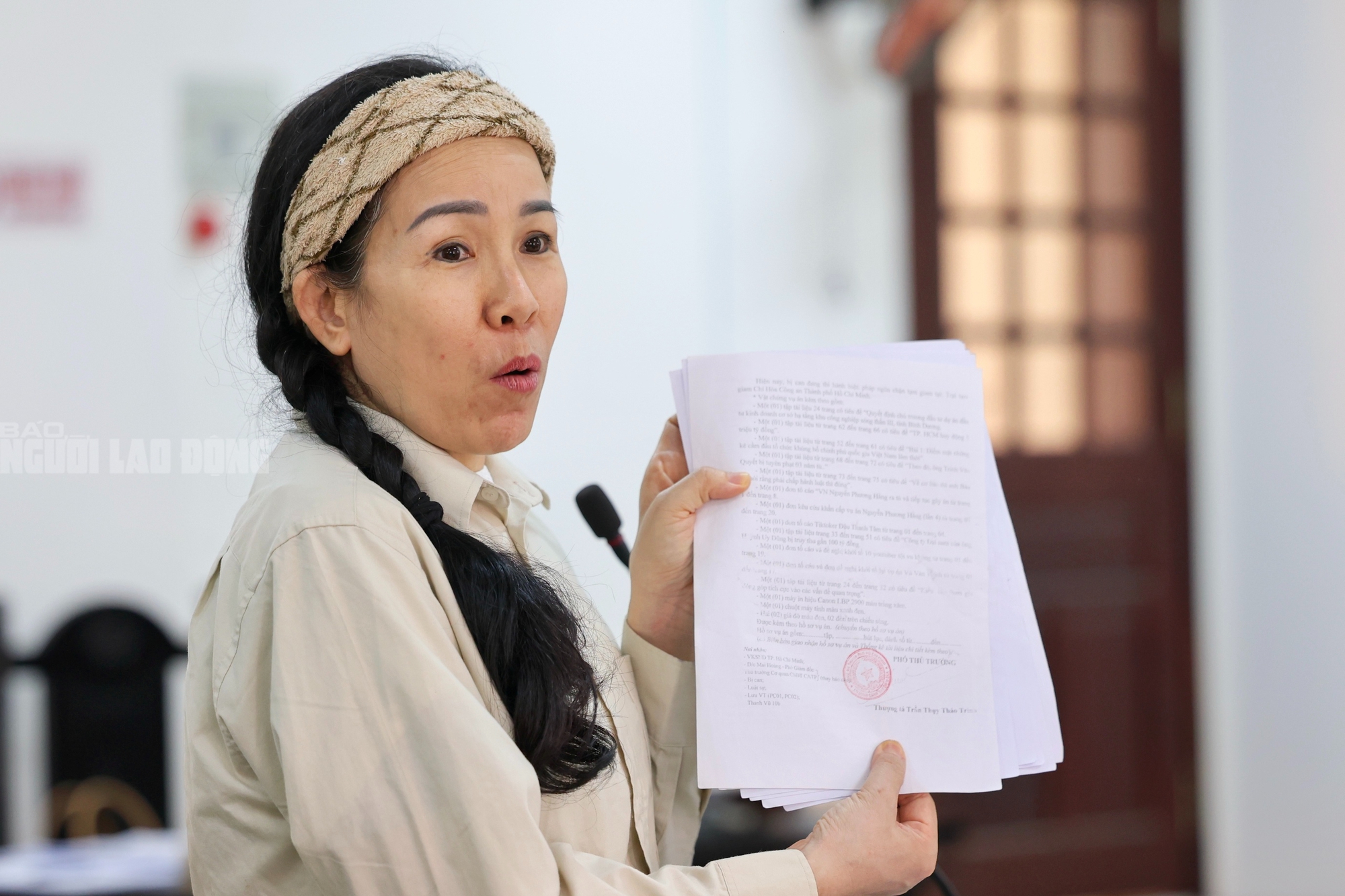 To&agrave; cảnh phi&ecirc;n x&eacute;t xử YouTuber Đinh Lan 