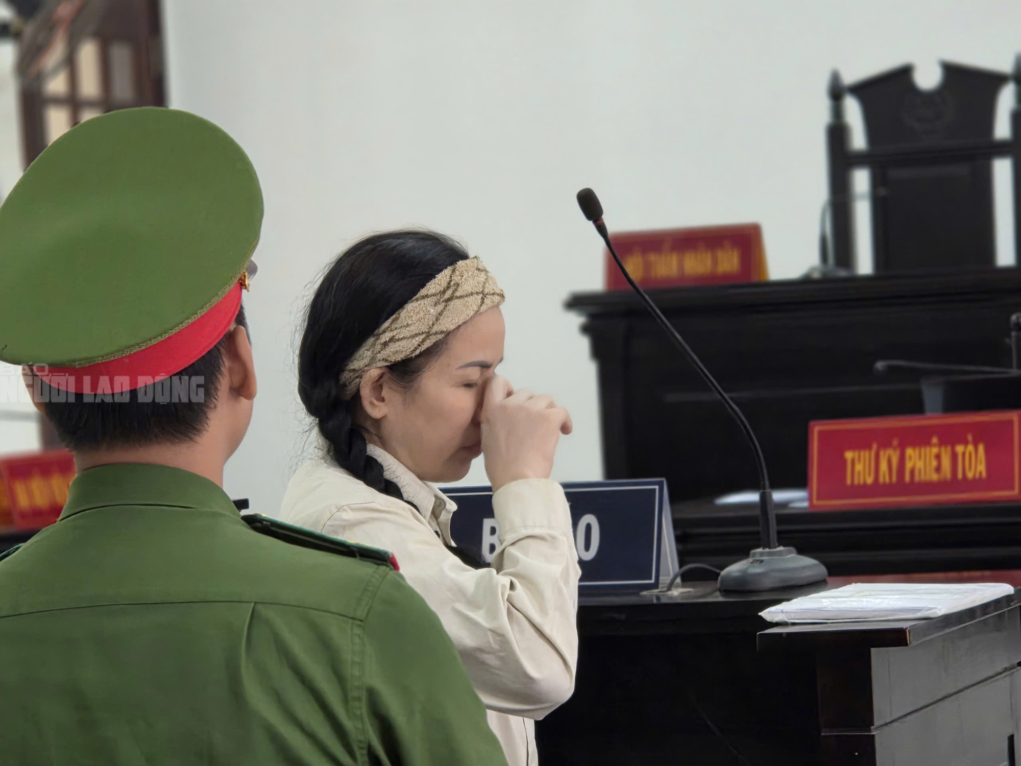 To&agrave; cảnh phi&ecirc;n x&eacute;t xử YouTuber Đinh Lan 