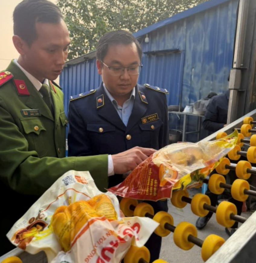 Ph&aacute;t hiện 10 tấn x&uacute;c x&iacute;ch, nầm lợn kh&ocirc;ng r&otilde; nguồn gốc tại kho đ&ocirc;ng lạnh ở H&agrave; Nội - Ảnh 1.