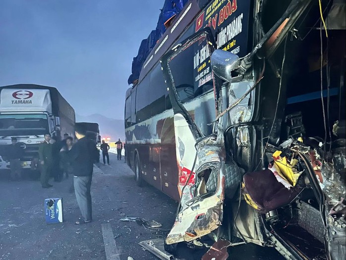 Tai nạn li&ecirc;n ho&agrave;n giữa 5 xe &ocirc; t&ocirc; tr&ecirc;n cao tốc, 1 người tử vong - Ảnh 1.