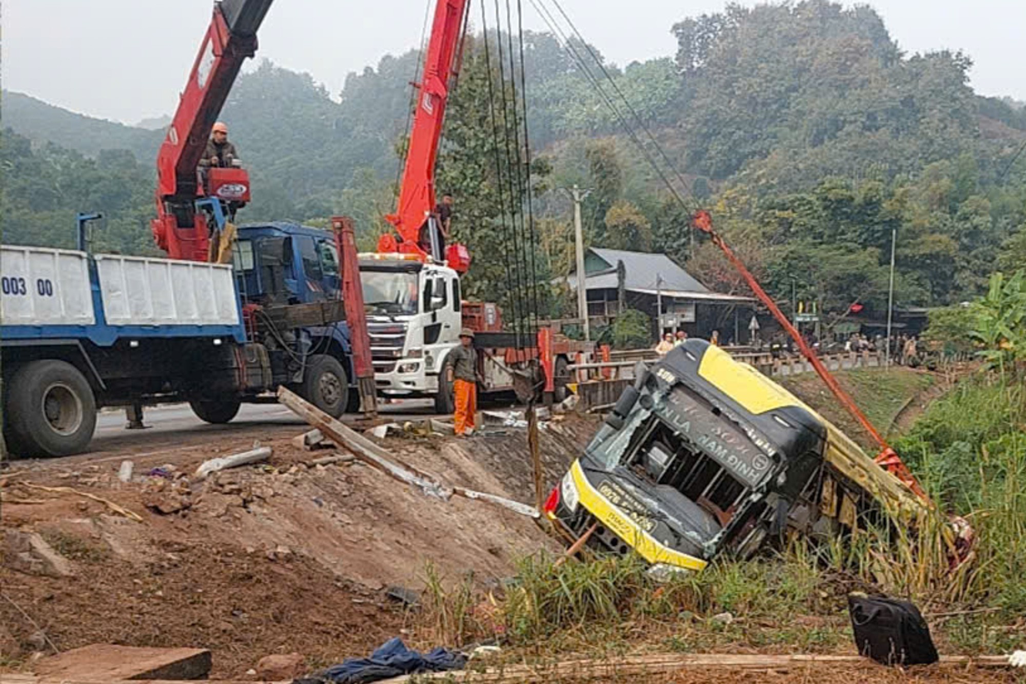 Xe kh&aacute;ch lật ở Sơn La l&agrave;m 3 người chết: Vụ tai nạn thương t&acirc;m - Ảnh 8.