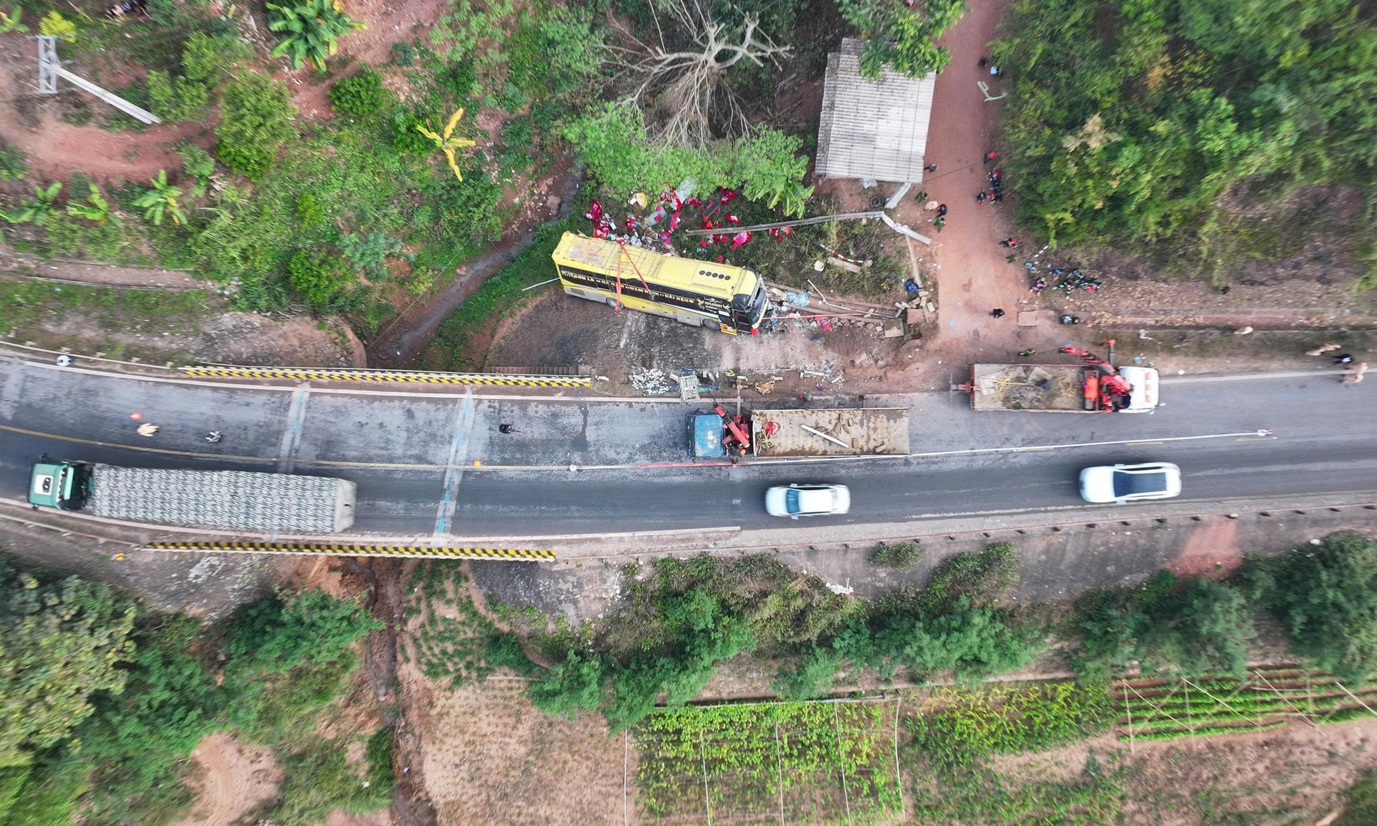 Xe kh&aacute;ch lật ở Sơn La l&agrave;m 3 người chết: Vụ tai nạn thương t&acirc;m - Ảnh 1.