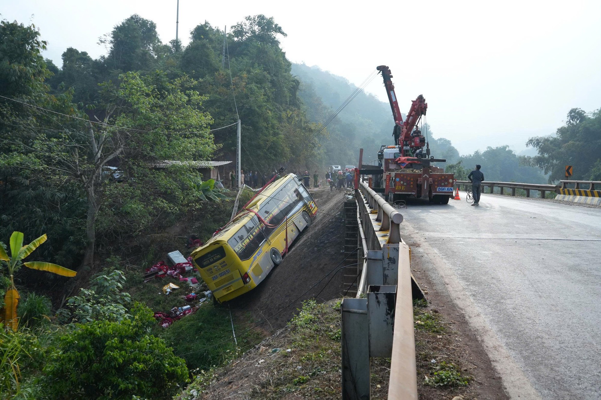 Xe kh&aacute;ch lật ở Sơn La l&agrave;m 3 người chết: Vụ tai nạn thương t&acirc;m - Ảnh 2.