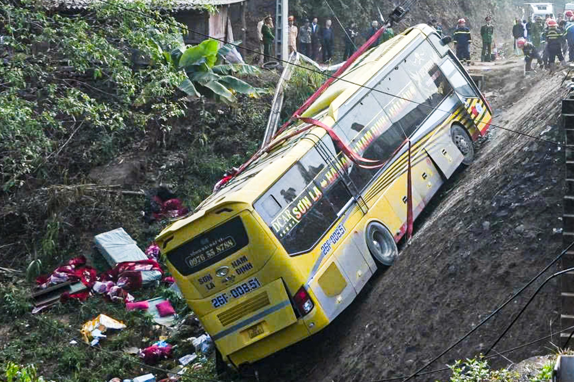Xe kh&aacute;ch lật ở Sơn La l&agrave;m 3 người chết: Vụ tai nạn thương t&acirc;m - Ảnh 3.
