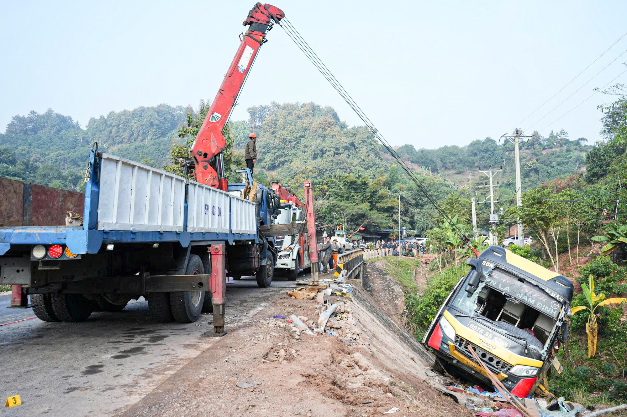 Xe kh&aacute;ch lật ở Sơn La l&agrave;m 3 người chết: Vụ tai nạn thương t&acirc;m - Ảnh 4.