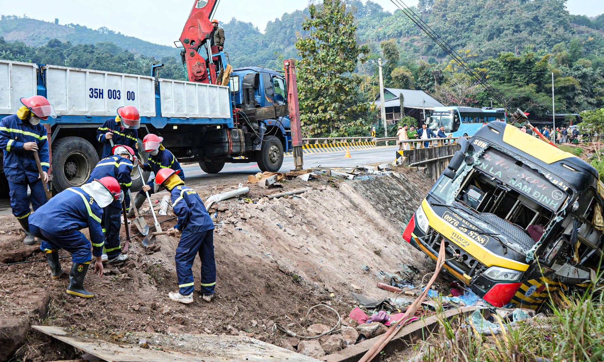 Xe kh&aacute;ch lật ở Sơn La l&agrave;m 3 người chết: Vụ tai nạn thương t&acirc;m - Ảnh 5.