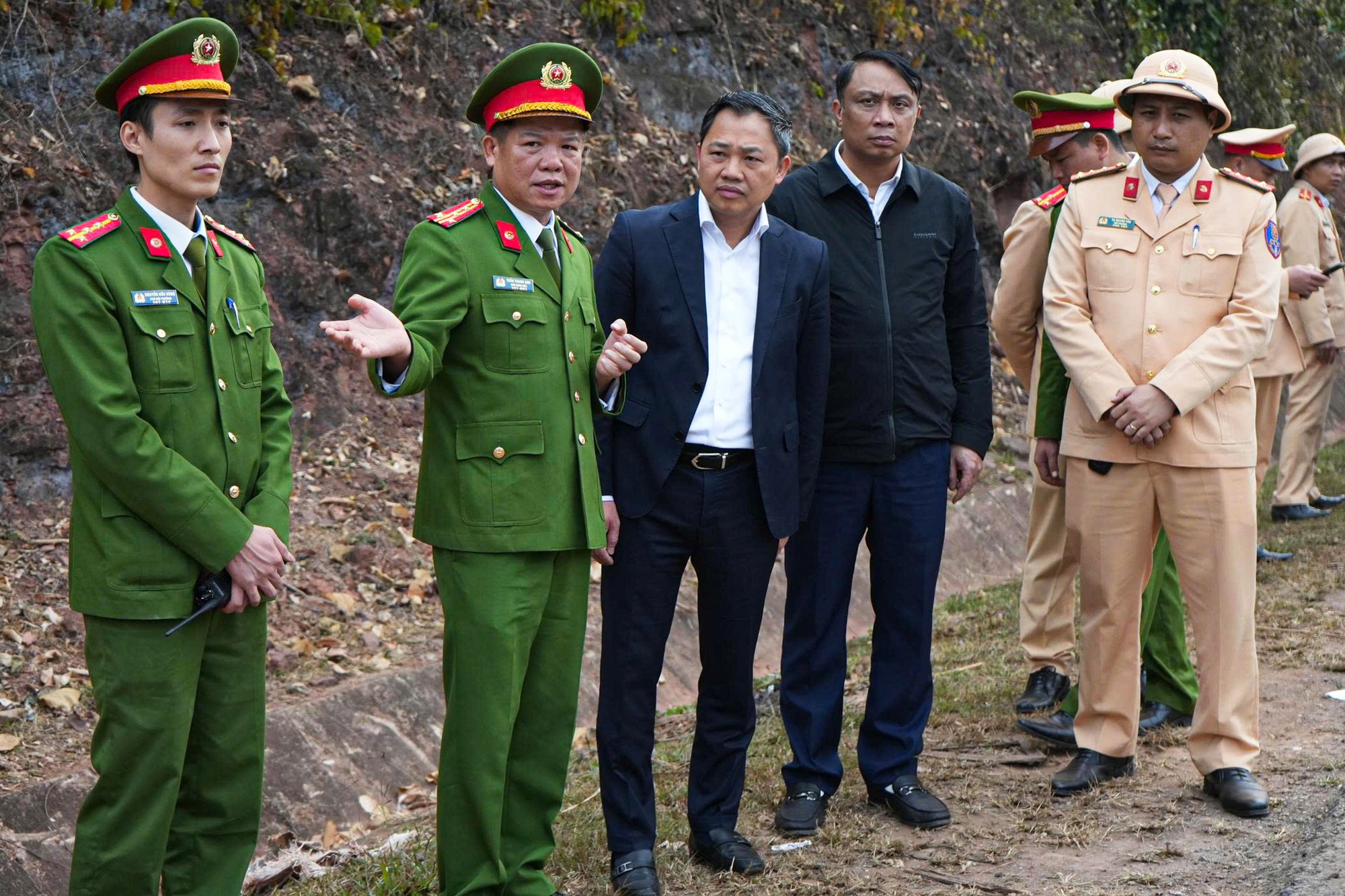 Xe kh&aacute;ch lật ở Sơn La l&agrave;m 3 người chết: Vụ tai nạn thương t&acirc;m - Ảnh 6.