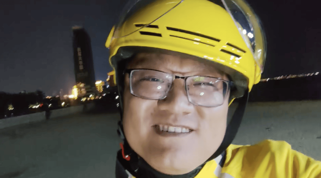 Thạc sĩ, quản l&yacute; cấp cao bỏ việc đi l&agrave;m shipper: 