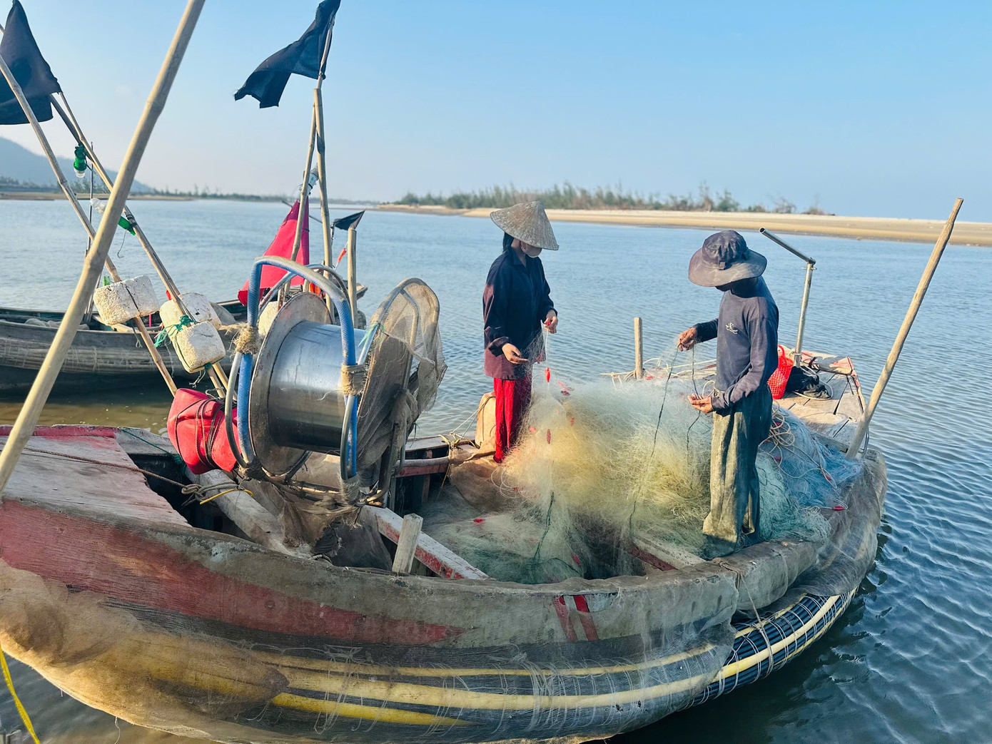 Ngư d&acirc;n H&agrave; Tĩnh tr&uacute;ng đậm lộc biển, thu nhập tiền triệu mỗi ng&agrave;y - Ảnh 8.