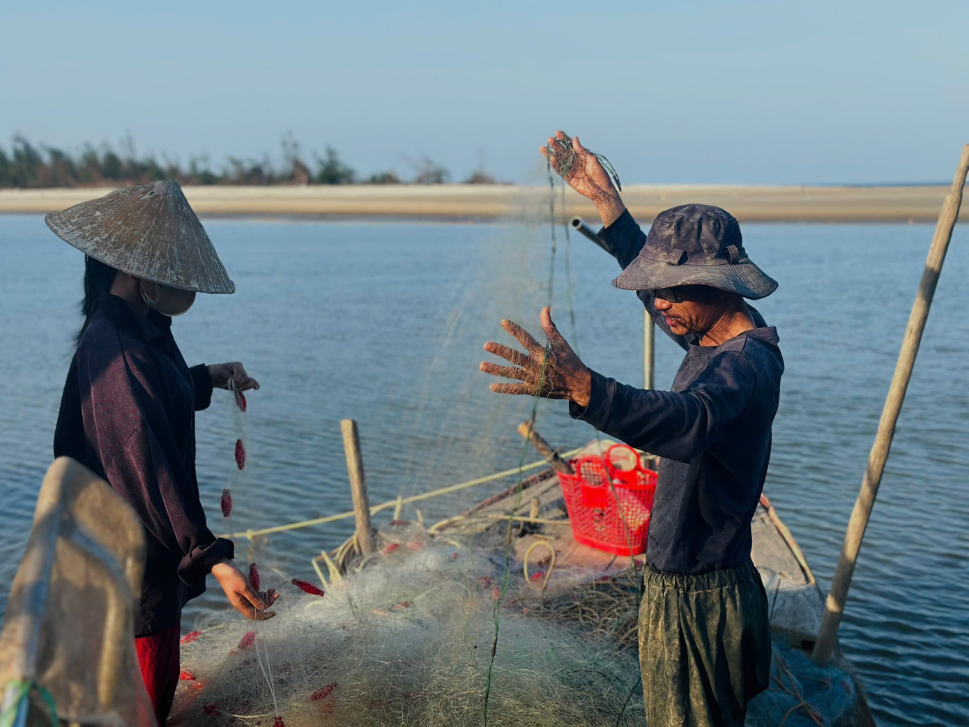 Ngư d&acirc;n H&agrave; Tĩnh tr&uacute;ng đậm lộc biển, thu nhập tiền triệu mỗi ng&agrave;y - Ảnh 9.