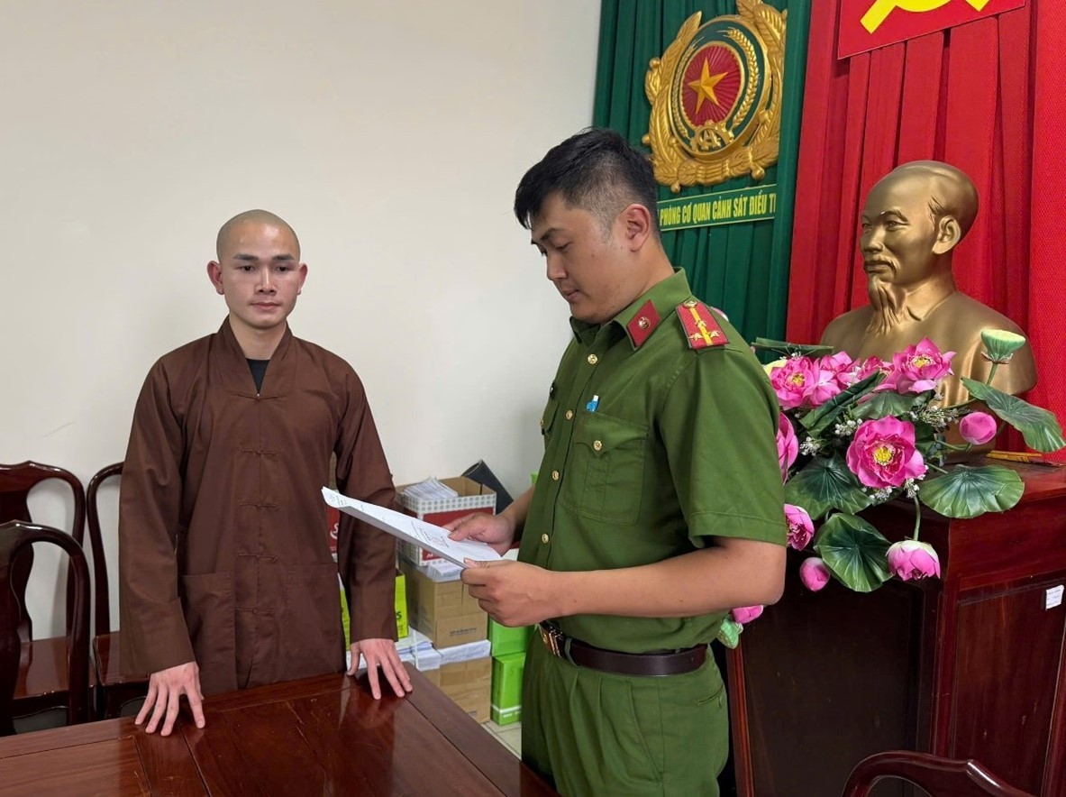 Chủ k&ecirc;nh TikTok Ph&uacute; Tử xin lỗi về h&agrave;nh vi G&acirc;y rối trật tự c&ocirc;ng cộng - Ảnh 1.