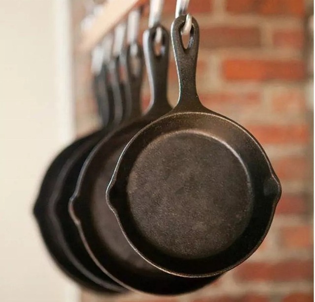 90% người d&ugrave;ng kh&ocirc;ng biết c&ocirc;ng dụng của chiếc lỗ nhỏ tr&ecirc;n chảo bếp- Ảnh 2.