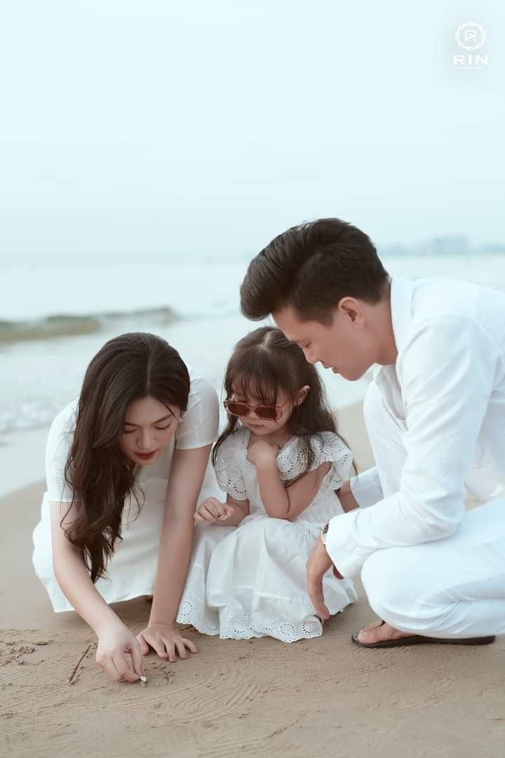 Một gia đ&igrave;nh b&igrave;nh thường, kh&ocirc;ng g&igrave; hơn n&acirc;ng đỡ con theo kiểu n&agrave;y- Ảnh 3.