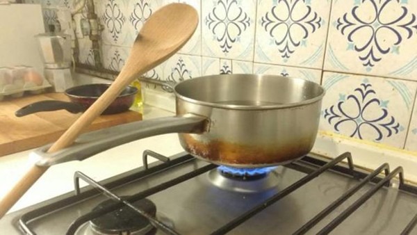 90% người d&ugrave;ng kh&ocirc;ng biết c&ocirc;ng dụng của chiếc lỗ nhỏ tr&ecirc;n chảo bếp- Ảnh 3.