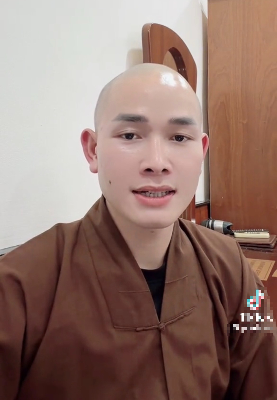 Chủ k&ecirc;nh TikTok Ph&uacute; Tử xin lỗi về h&agrave;nh vi G&acirc;y rối trật tự c&ocirc;ng cộng - Ảnh 2.