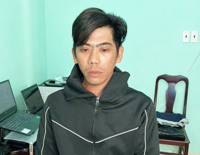 Nam thanh ni&ecirc;n bị ch&eacute;m su&yacute;t chết v&igrave; treo dao tr&ecirc;n xe m&aacute;y ở An Giang - Ảnh 1.