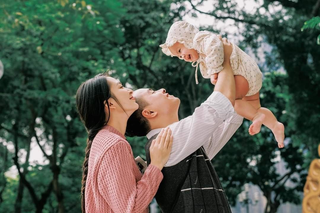 Một gia đ&igrave;nh b&igrave;nh thường, kh&ocirc;ng g&igrave; hơn n&acirc;ng đỡ con theo kiểu n&agrave;y- Ảnh 4.