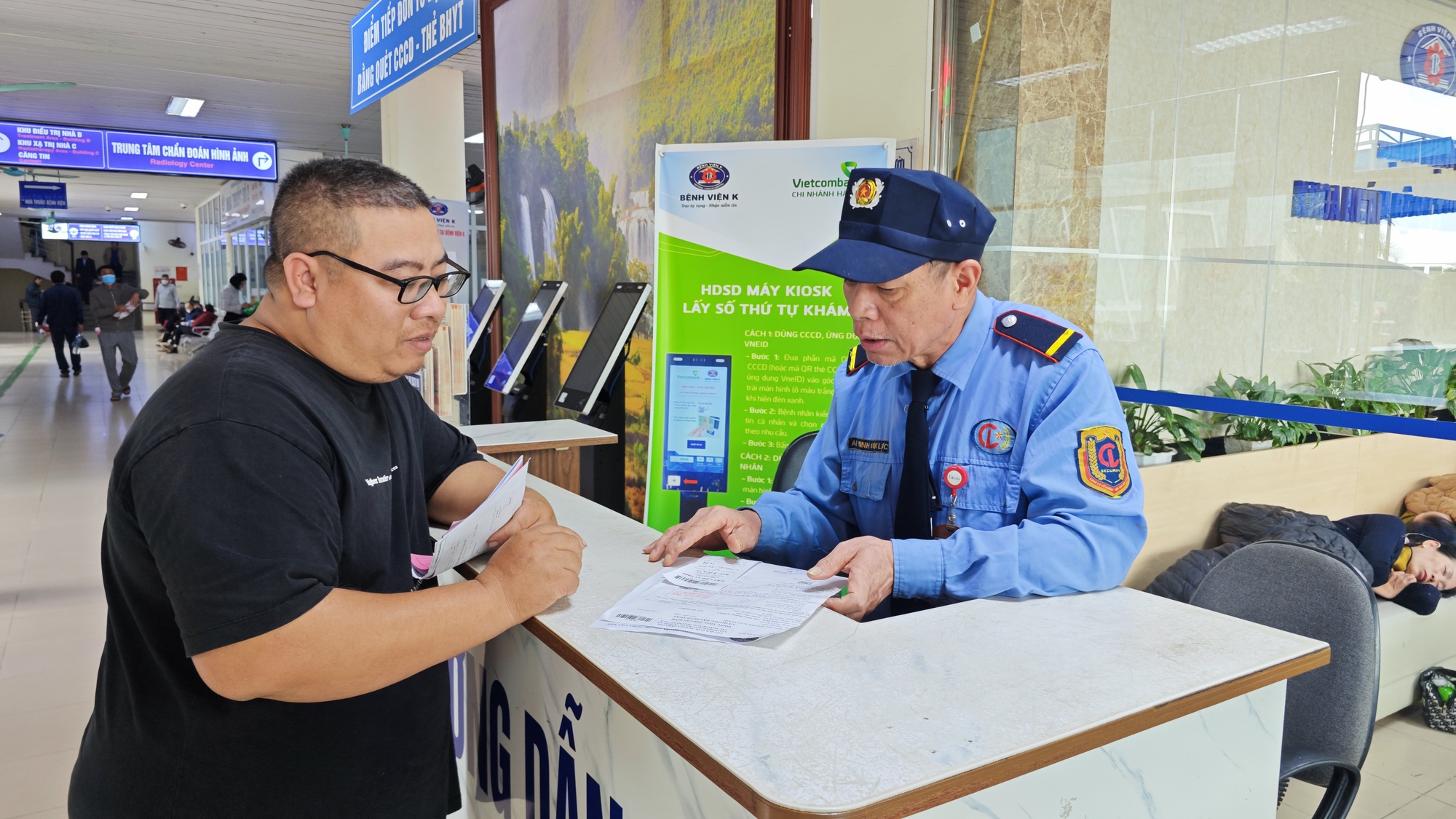 Gặp b&aacute;c bảo vệ Bệnh viện K: Người h&ugrave;ng thầm lặng Giữa nỗi lo lắng của bệnh nh&acirc;n - Ảnh 1.