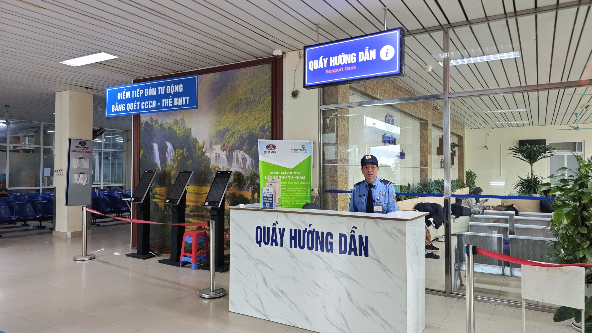 Gặp b&aacute;c bảo vệ Bệnh viện K: Người h&ugrave;ng thầm lặng Giữa nỗi lo lắng của bệnh nh&acirc;n - Ảnh 3.