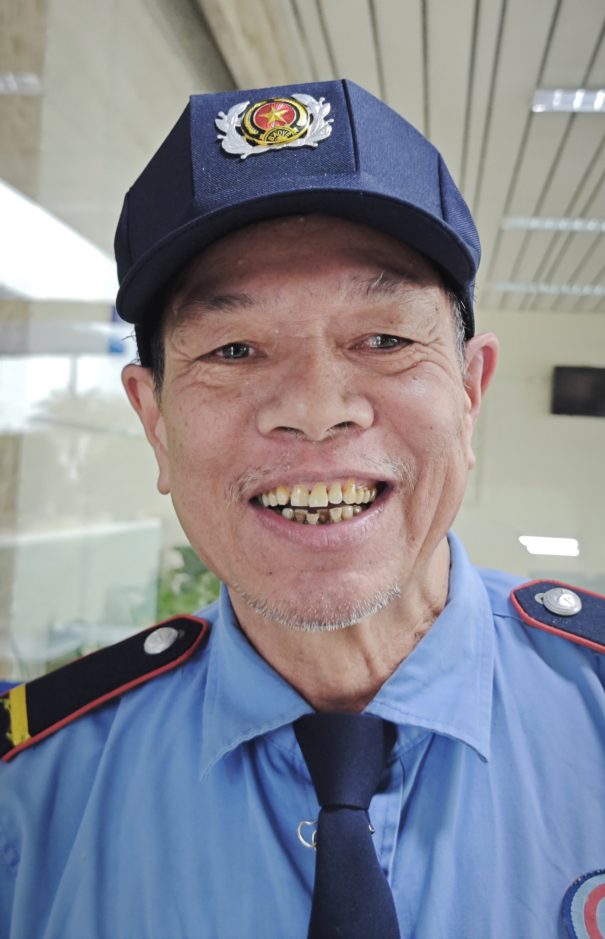 Gặp b&aacute;c bảo vệ Bệnh viện K: Người h&ugrave;ng thầm lặng Giữa nỗi lo lắng của bệnh nh&acirc;n - Ảnh 2.