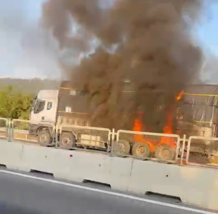 Ch&aacute;y xe tải tr&ecirc;n tuyến cao tốc Cam L&acirc;m &ndash; Vĩnh Hảo, giao th&ocirc;ng &ugrave;n ứ  - Ảnh 1.