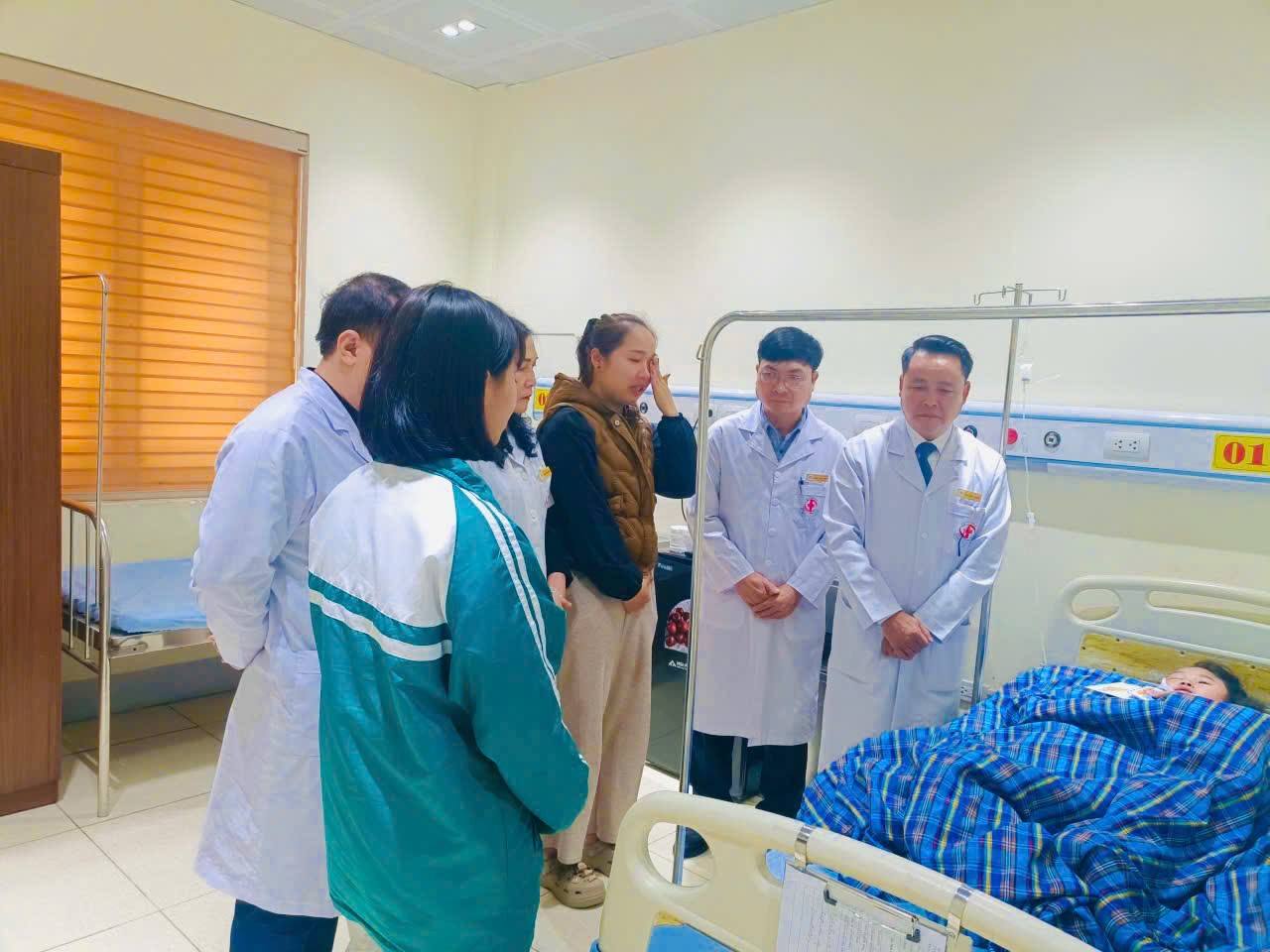 Cập nhật sức khỏe b&eacute; g&aacute;i 6 tuổi sau vụ mẹ tử vong khi đi mua lợn - Ảnh 1.