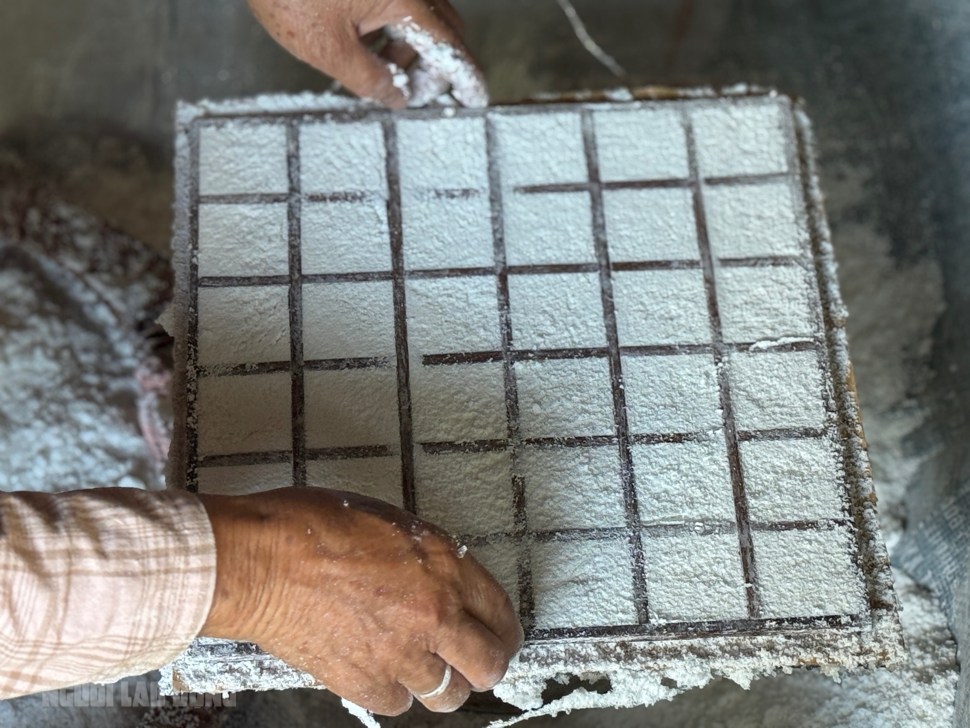 B&aacute;nh kh&ocirc; m&egrave; Quan Ch&acirc;u: Hương vị truyền thống từ người phụ nữ 66 tuổi - Ảnh 1.