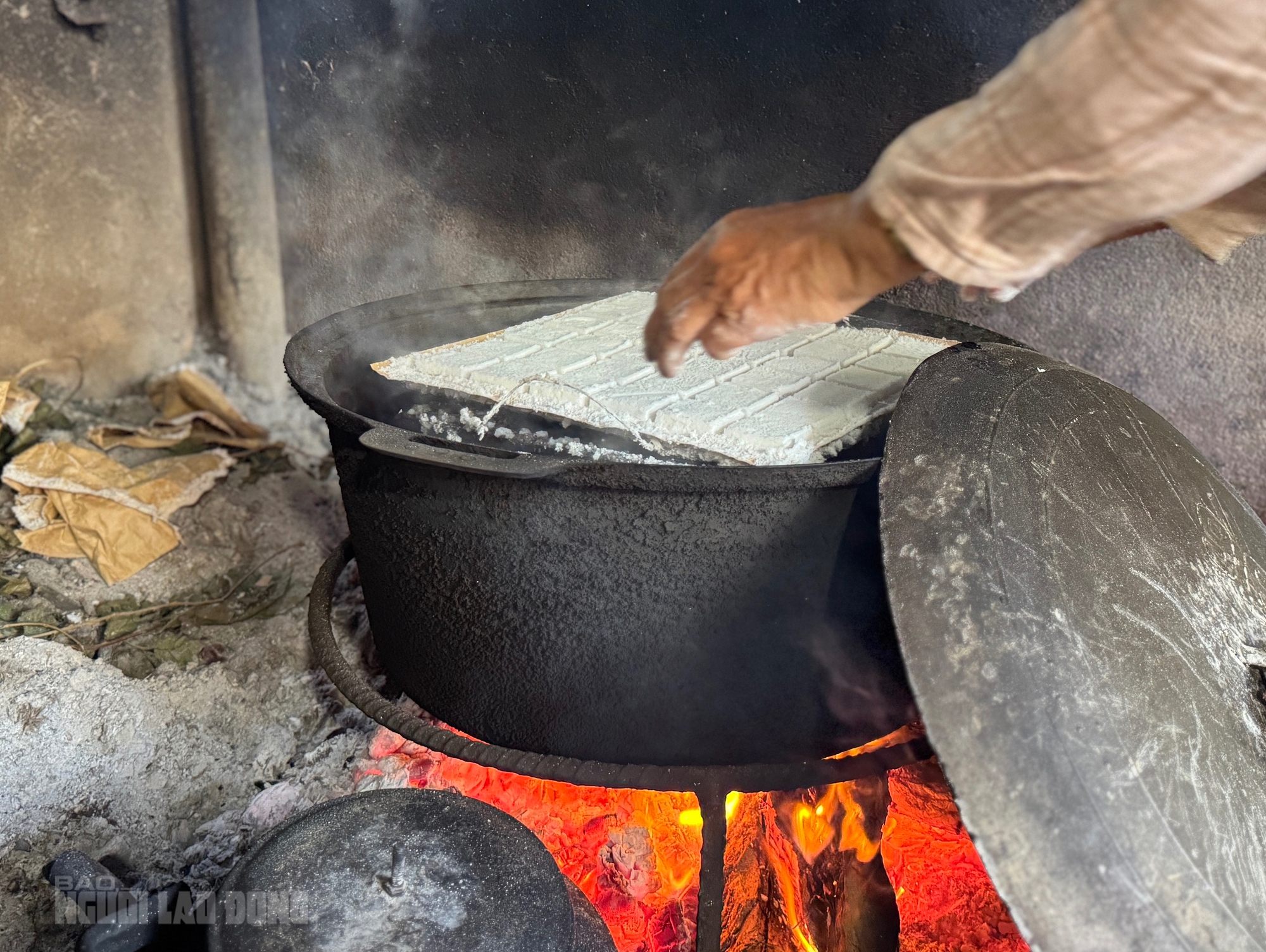 B&aacute;nh kh&ocirc; m&egrave; Quan Ch&acirc;u: Hương vị truyền thống từ người phụ nữ 66 tuổi - Ảnh 2.
