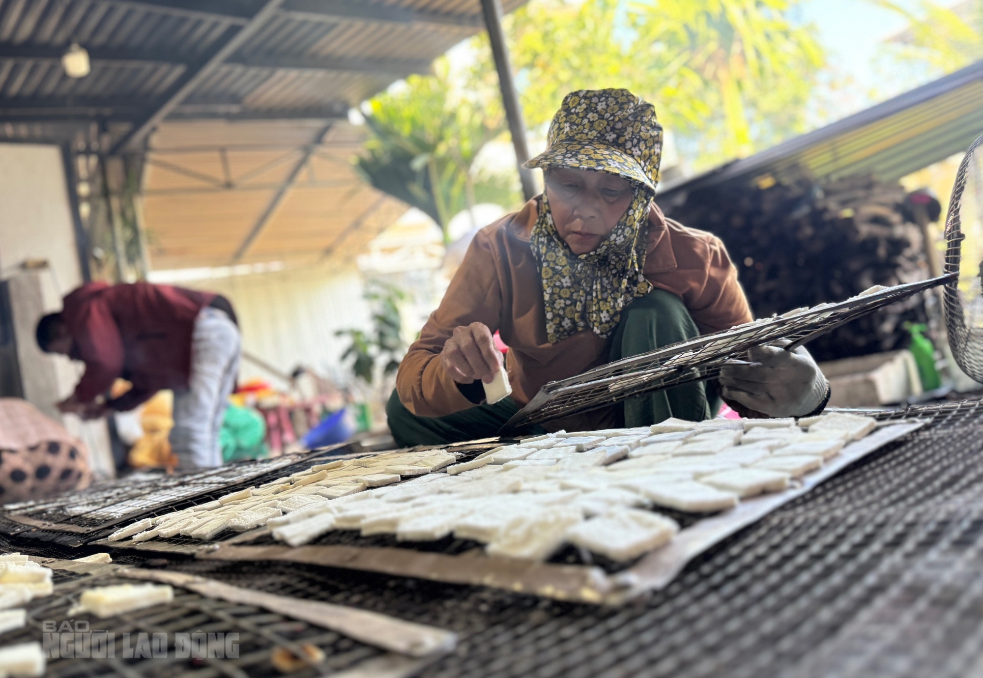 B&aacute;nh kh&ocirc; m&egrave; Quan Ch&acirc;u: Hương vị truyền thống từ người phụ nữ 66 tuổi - Ảnh 3.