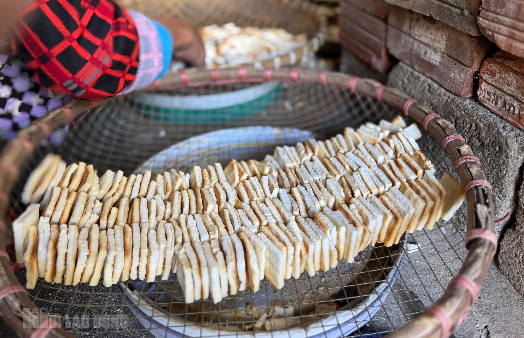 B&aacute;nh kh&ocirc; m&egrave; Quan Ch&acirc;u: Hương vị truyền thống từ người phụ nữ 66 tuổi - Ảnh 4.