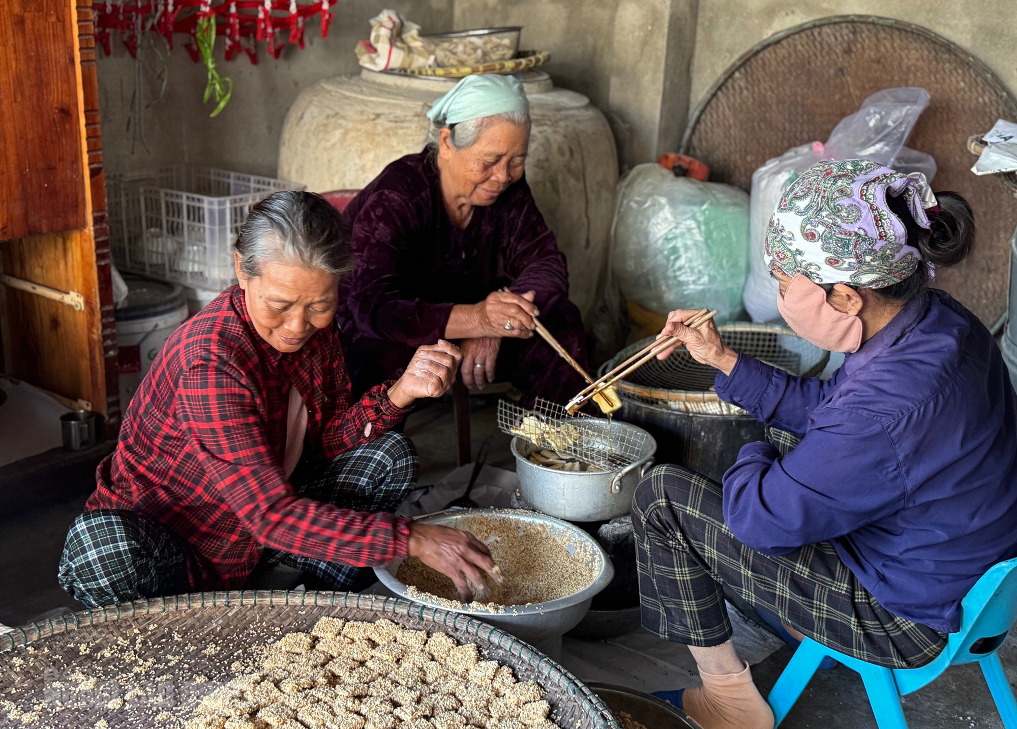 B&aacute;nh kh&ocirc; m&egrave; Quan Ch&acirc;u: Hương vị truyền thống từ người phụ nữ 66 tuổi - Ảnh 5.