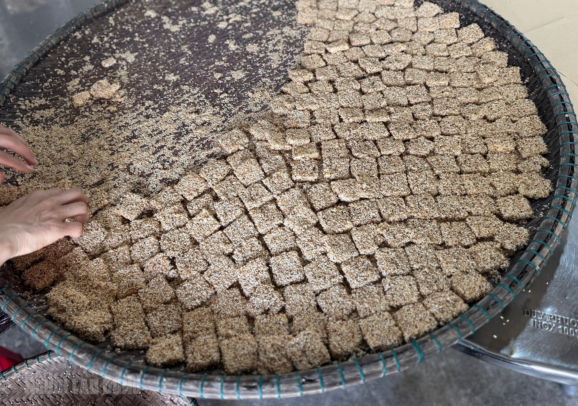 B&aacute;nh kh&ocirc; m&egrave; Quan Ch&acirc;u: Hương vị truyền thống từ người phụ nữ 66 tuổi - Ảnh 6.