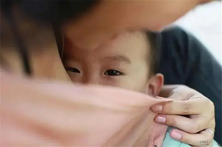 Một khoảnh khắc tr&ecirc;n t&agrave;u điện ngầm g&acirc;y b&agrave;n t&aacute;n- Ảnh 3.