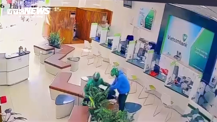 Hai kẻ cướp ng&acirc;n h&agrave;ng Vietcombank ở Gia Lai: Diễn biến vụ việc g&acirc;y ch&uacute; &yacute; - Ảnh 2.
