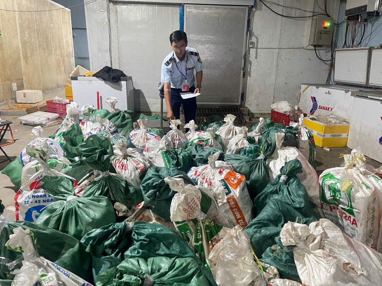 R&uacute;ng động thị trường thực phẩm cận Tết khi hơn 18 tấn thịt b&ograve; bị thu giữ - Ảnh 1.