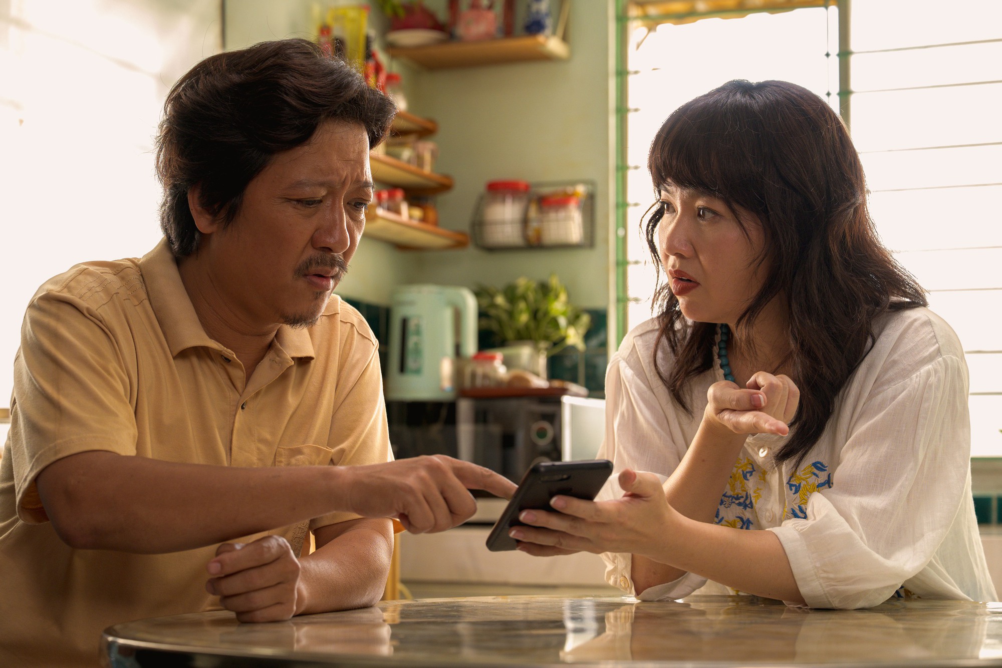 Hậu trường phim Tết Nh&agrave; Ba T&ocirc;i Một Ph&ograve;ng: Đằng Sau vẻ đẹp của Anh T&uacute; Atus - Ảnh 5.