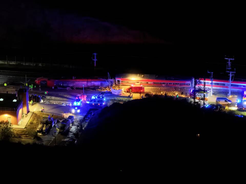 Thảm họa t&agrave;u cao tốc tại T&acirc;y Ban Nha: Hơn 100 người thương vong , nhiều thi thể c&oacute; thể được t&igrave;m thấy - Ảnh 1.