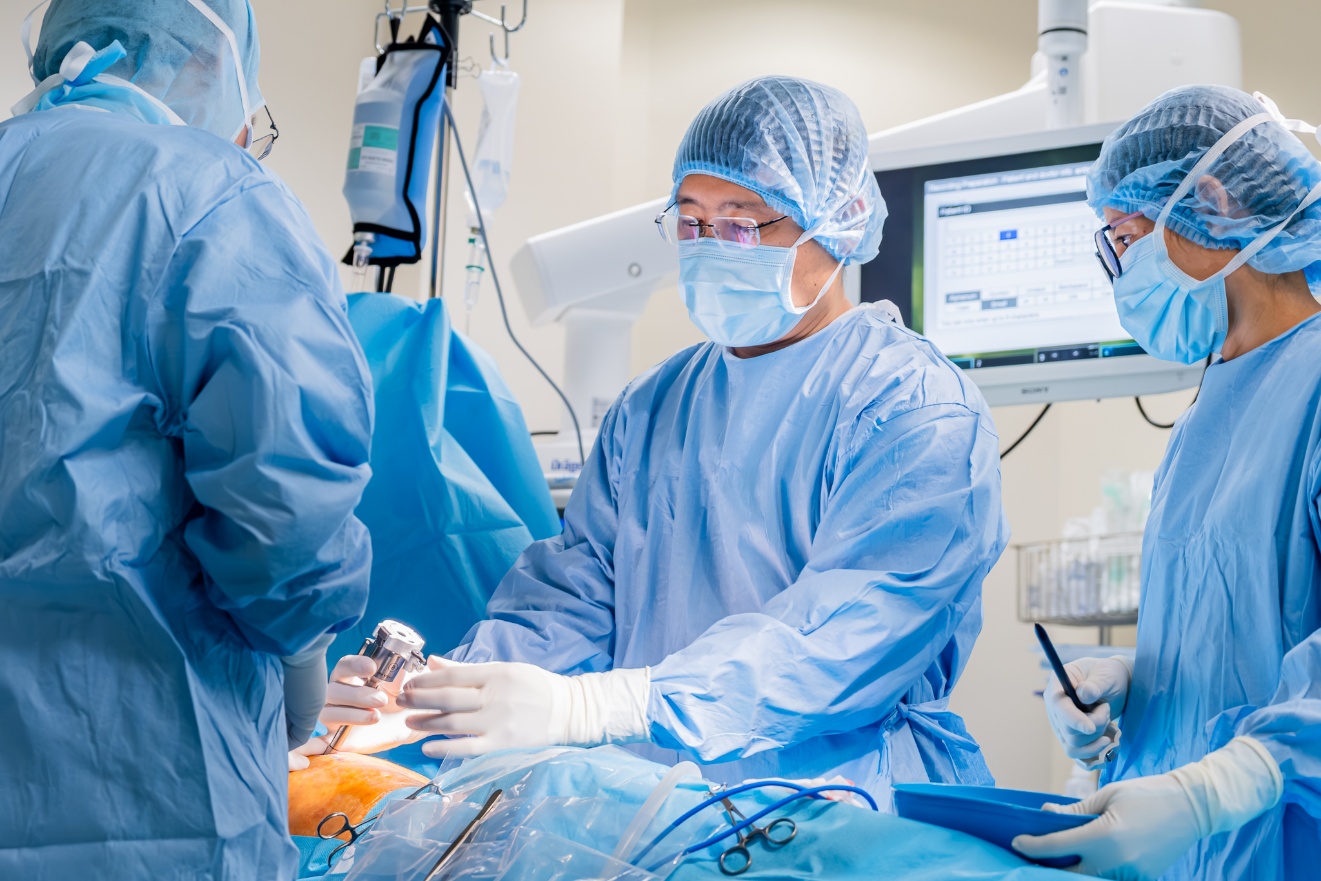 Robot phẫu thuật hiện đại hàng đầu Đông Nam Á thực hiện thành công ca phẫu thuật cắt thùy phổi phức tạp cho bệnh nhân ung thư - Ảnh 1.