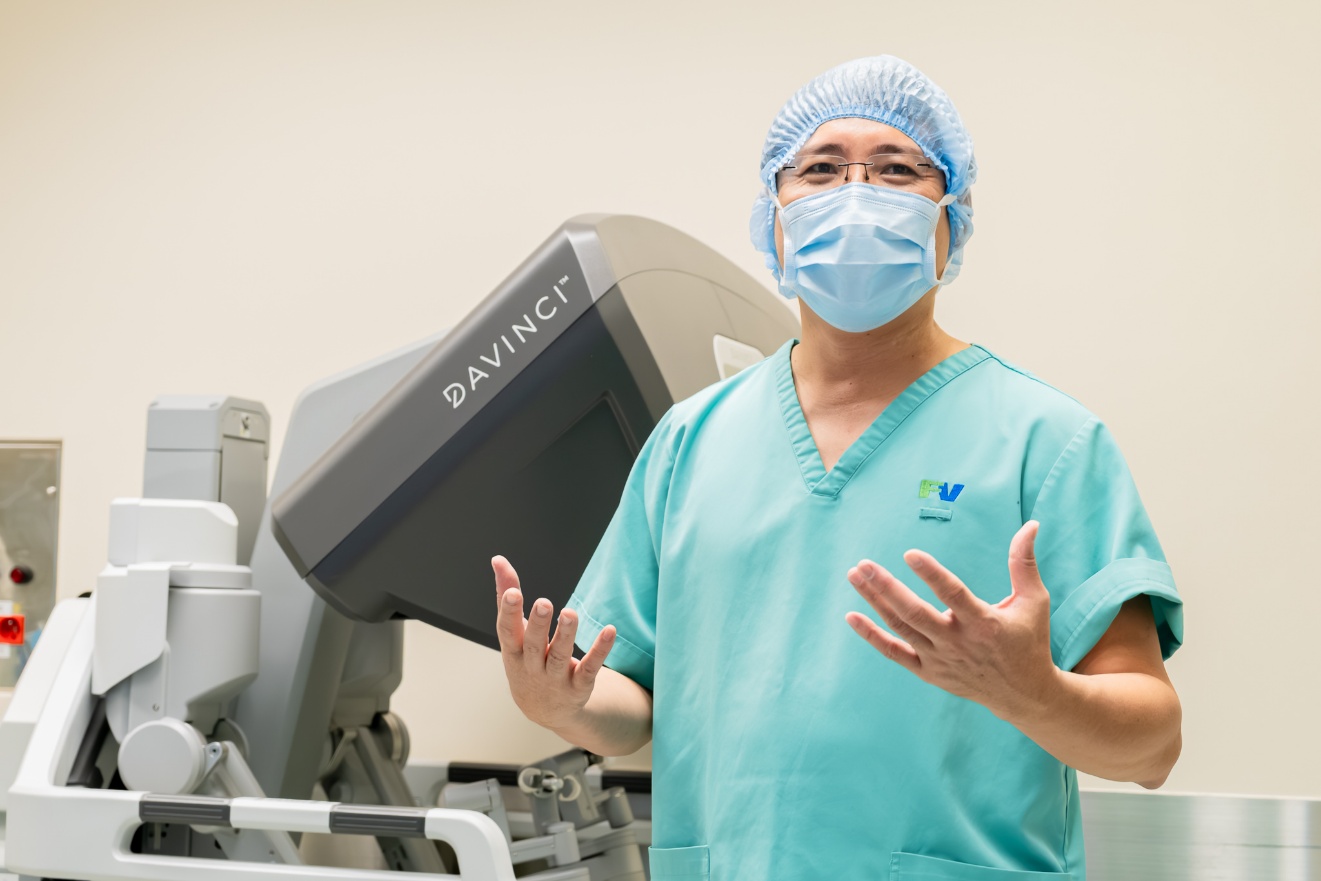 Robot phẫu thuật hiện đại hàng đầu Đông Nam Á thực hiện thành công ca phẫu thuật cắt thùy phổi phức tạp cho bệnh nhân ung thư - Ảnh 2.