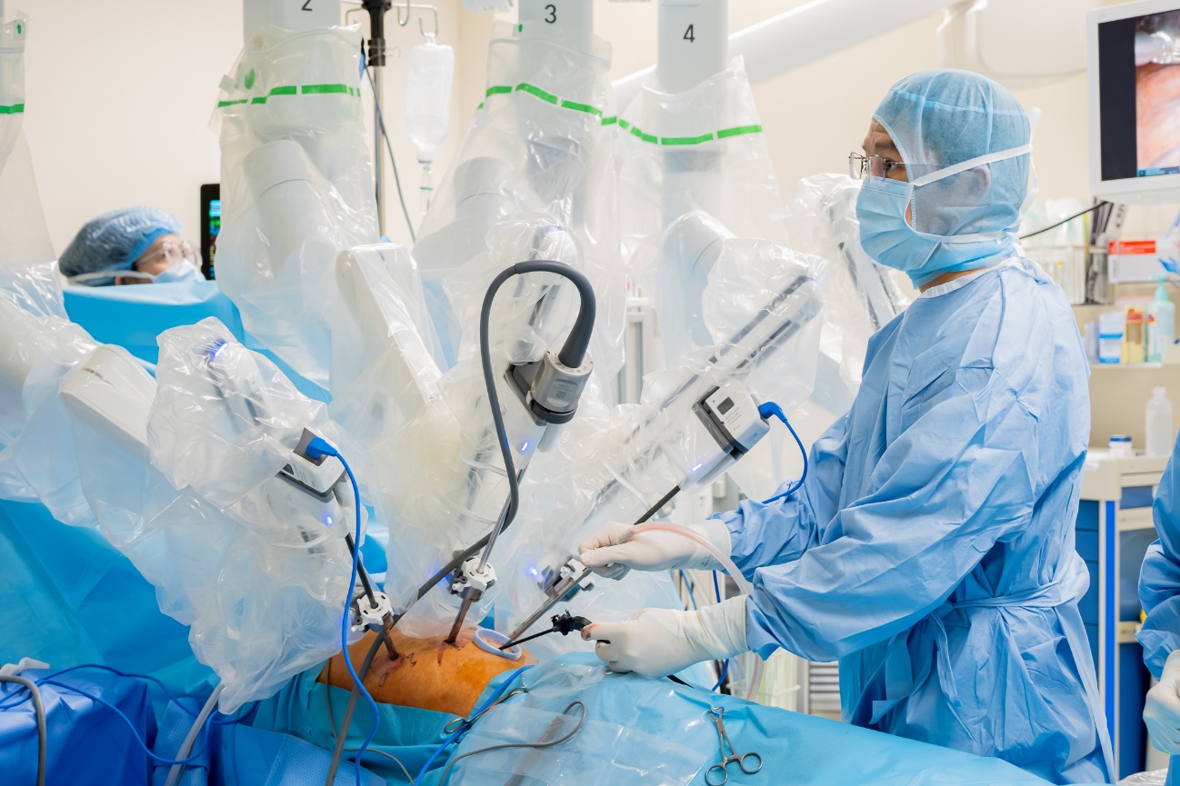 Robot phẫu thuật hiện đại hàng đầu Đông Nam Á thực hiện thành công ca phẫu thuật cắt thùy phổi phức tạp cho bệnh nhân ung thư - Ảnh 4.