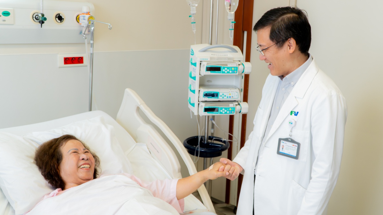 Robot phẫu thuật hiện đại hàng đầu Đông Nam Á thực hiện thành công ca phẫu thuật cắt thùy phổi phức tạp cho bệnh nhân ung thư - Ảnh 5.