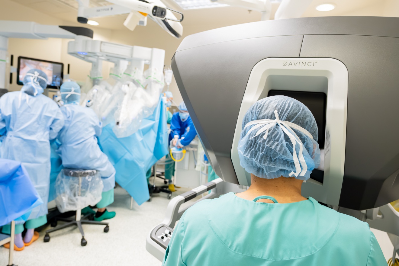 Robot phẫu thuật hiện đại hàng đầu Đông Nam Á thực hiện thành công ca phẫu thuật cắt thùy phổi phức tạp cho bệnh nhân ung thư - Ảnh 7.