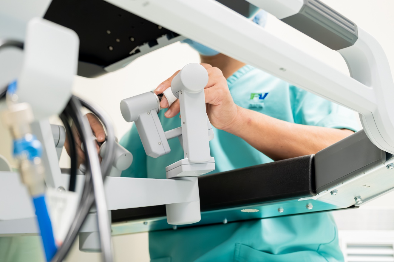 Robot phẫu thuật hiện đại hàng đầu Đông Nam Á thực hiện thành công ca phẫu thuật cắt thùy phổi phức tạp cho bệnh nhân ung thư - Ảnh 8.