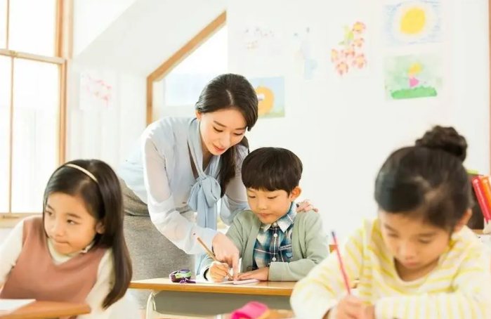 Trẻ phạm lỗi đừng phạt bừa! H&atilde;y nhớ 3 nguy&ecirc;n tắc kỷ luật m&agrave; kh&ocirc;ng l&agrave;m tổn hại t&igrave;nh cảm bố mẹ v&agrave; con c&aacute;i- Ảnh 4.