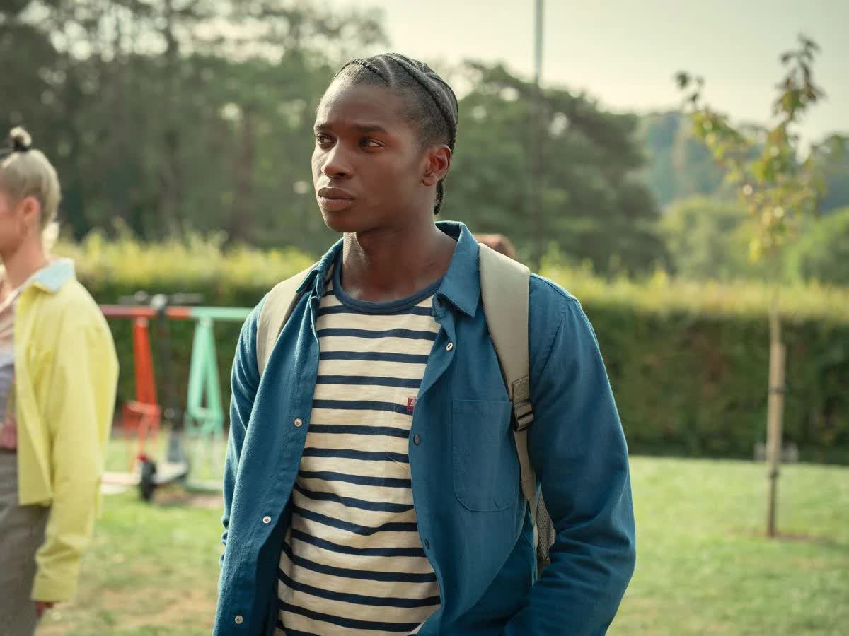 Xem phim Sex Education, một người cha đ&atilde; hứa: Sẽ kh&ocirc;ng bao giờ để con phải c&ocirc; đơn trong ch&iacute;nh ng&ocirc;i nh&agrave; m&igrave;nh- Ảnh 1.