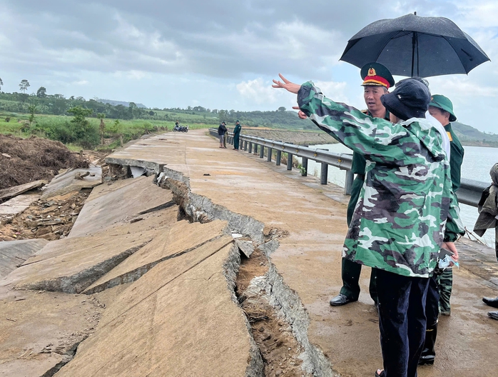 Sập bờ k&egrave; s&ocirc;ng Ba l&agrave;m 4 người tử vong: Bờ k&egrave; đ&atilde; bị sạt lở nặng - Ảnh 1.